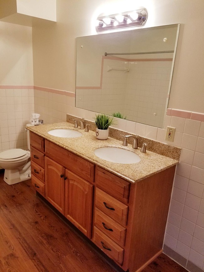 2 bedroom (714 sq ft) bathroom - Market Ridge Apartments