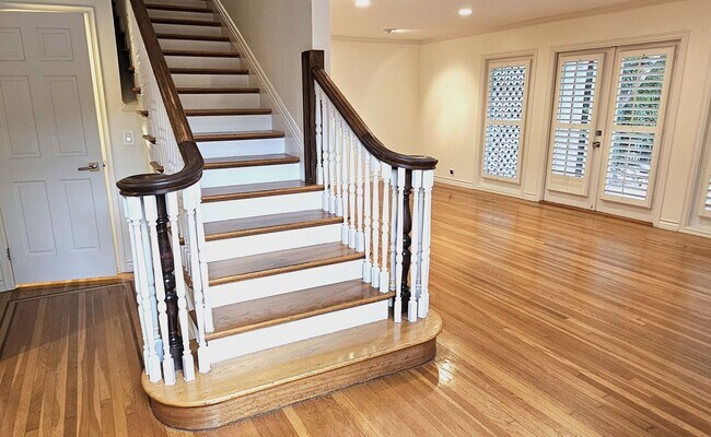 Building Photo - Stunning 3 Bedrooms, 2 Baths Valley Village home with detached, private Recording Studio