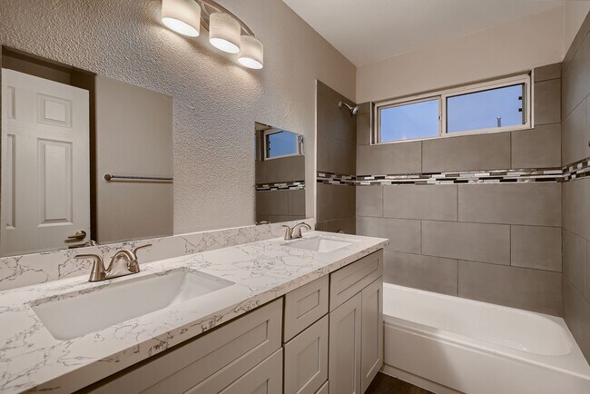Building Photo - Gorgeous Single Story home