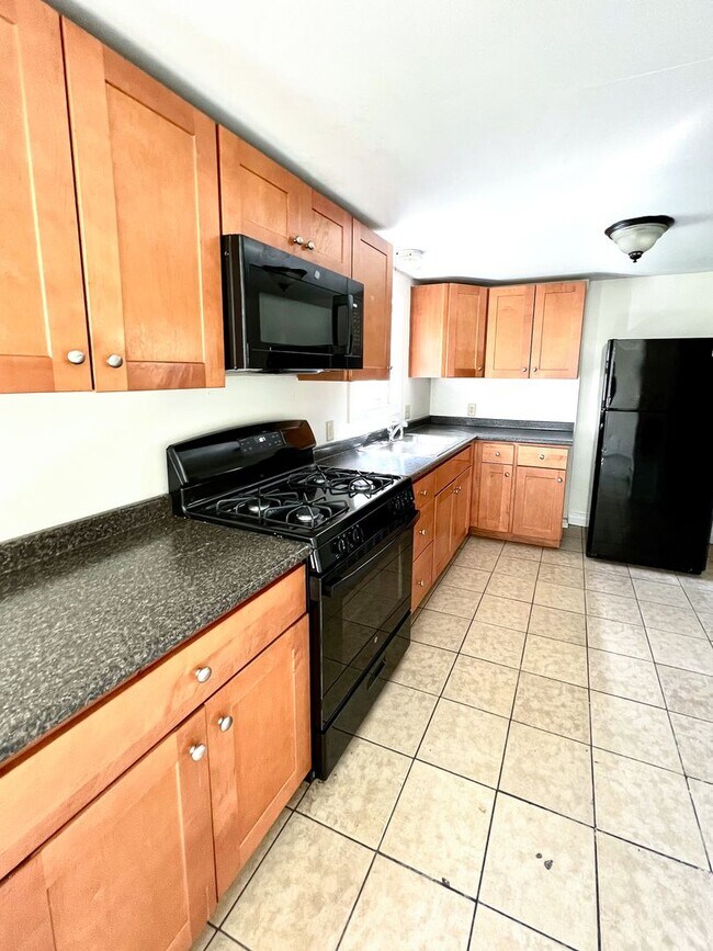 Building Photo - 5-Bedroom, 2-Bath Home Near UVM
