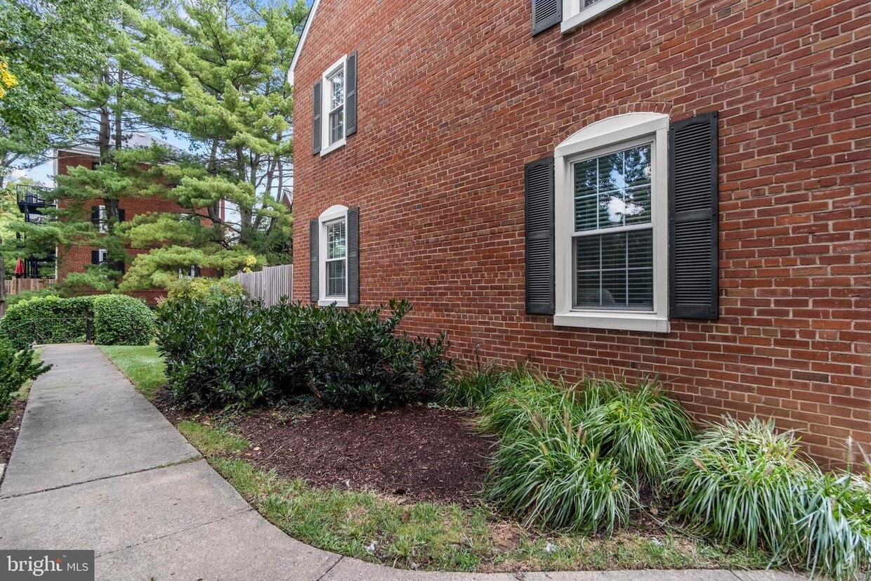 Primary Photo - 2 bed, 2 bath townhome nestled in Fairling...