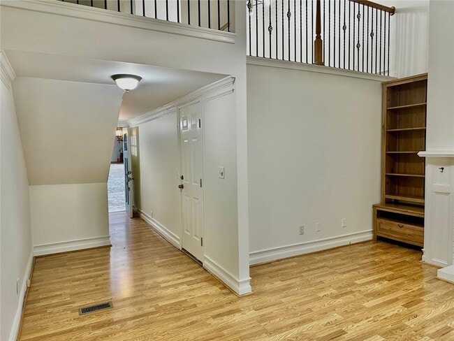 Building Photo - 835 Glendale Terrace NE