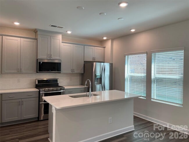 Building Photo - 3216 Lisburn St