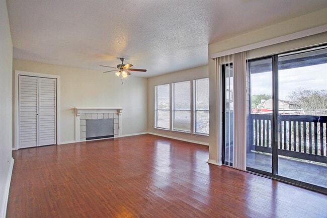 Building Photo - 8020 Braesmain Dr