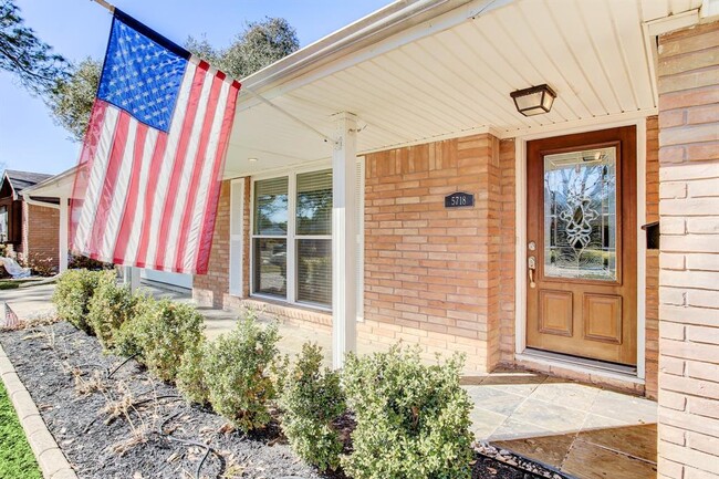 Building Photo - 5718 Belrose Dr