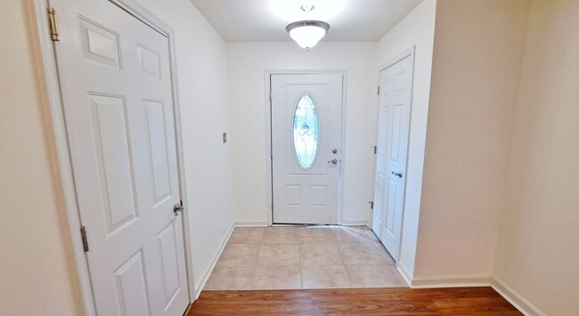 Building Photo - 3 Bed / 2-1/2 Bath Single Family Townhome ...