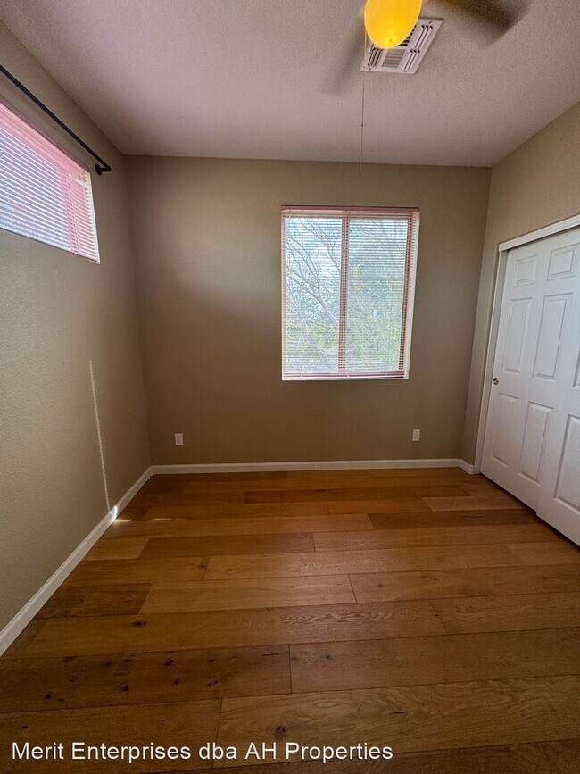 Foto del edificio - 5 br, 3 bath House - 5415 W BUFFALO ST