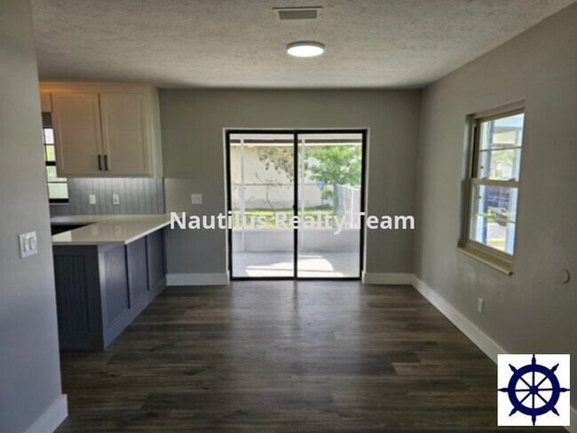 Building Photo - 2500 J