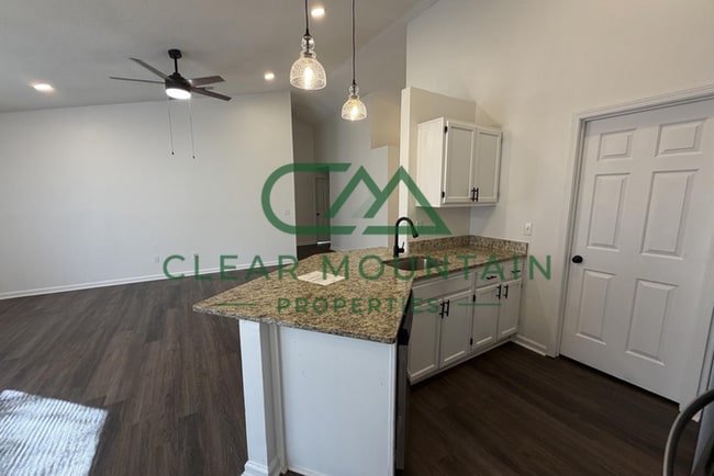 Building Photo - MOVE-IN SPECIAL! FREE RENT!