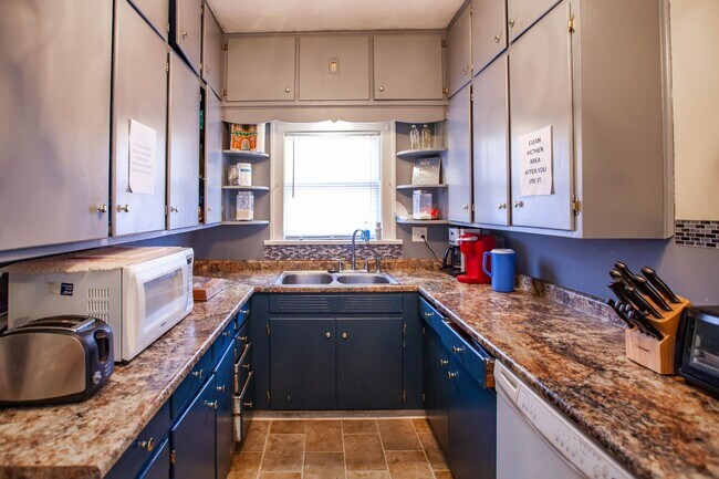 Building Photo - Stand Alone House 1 Block to Campus + Lots...