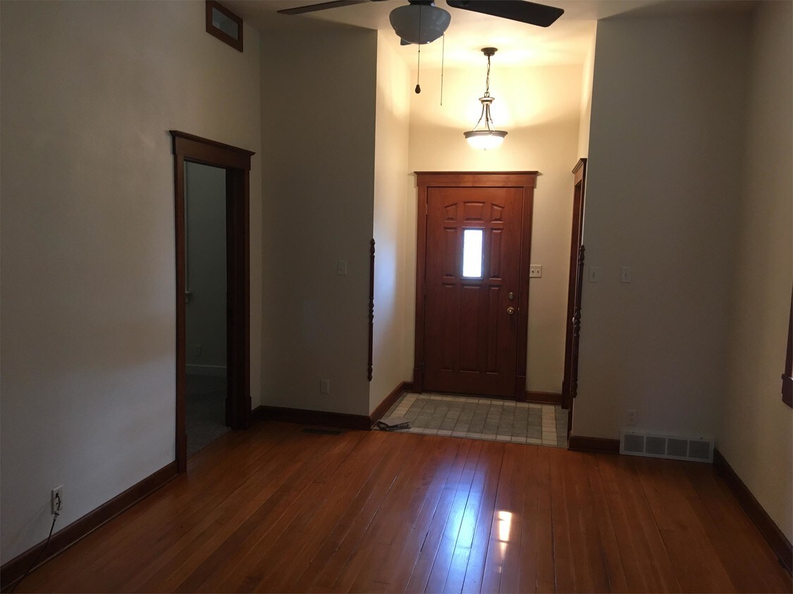 2515 Western Ave, Manitowoc, WI 54220 Condo for Rent in Manitowoc, WI