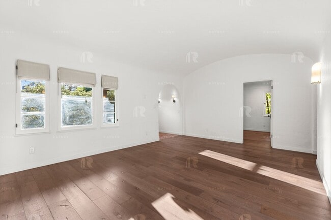 Building Photo - Newly REMODELED Mediterranean style 3 bed ...