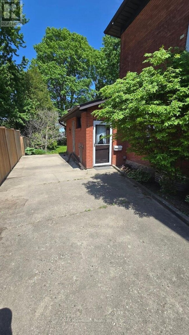 Building Photo - 545 Inkerman St E