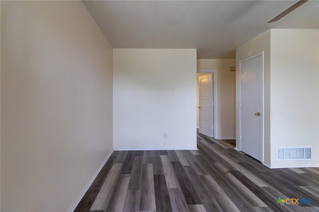 Building Photo - 1601 Benttree Dr