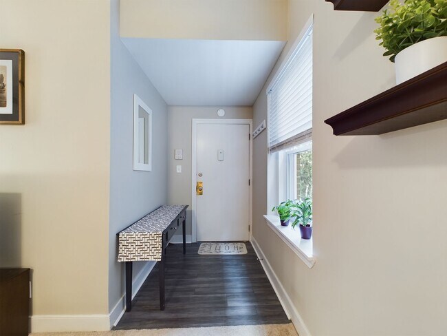 Building Photo - Perfect 2 Bedroom Condo in Byrd Park Avail...