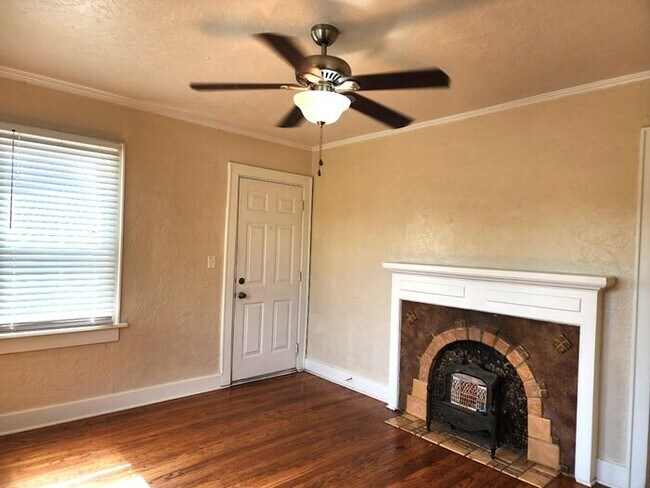 Foto del edificio - 1 Bed 1 Bath Upstairs Garage Apt in the Mi...