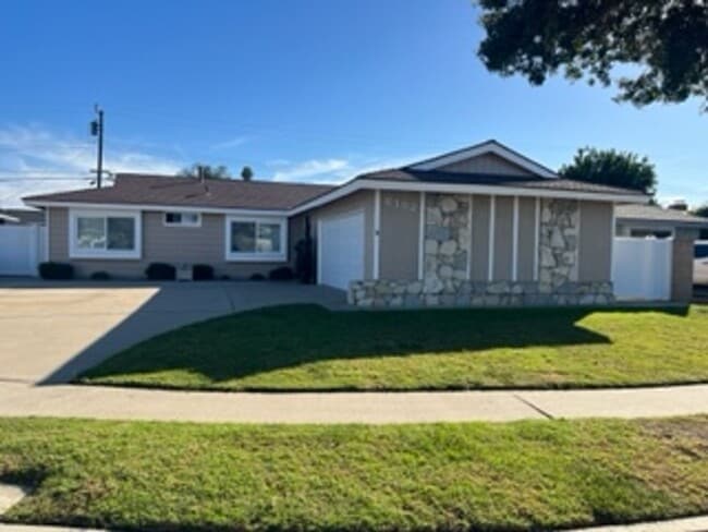 Beautiful 4 Bedroom Home in Huntington Beach - Beautiful 4 Bedroom Home in Huntington Beach