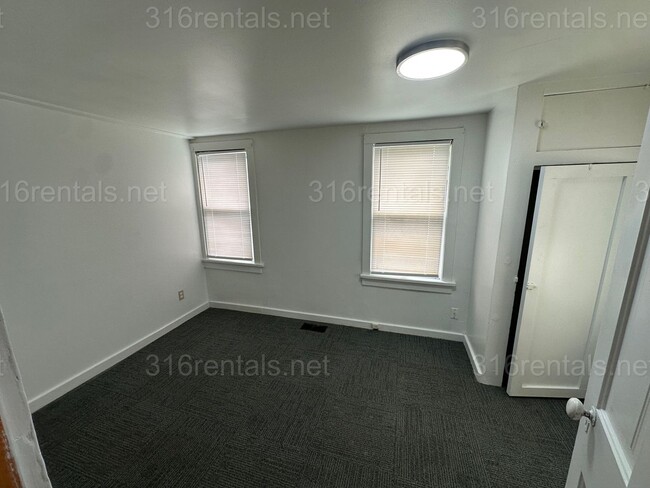 Building Photo - $1095- 3 bed 1 bath - Single Family Home