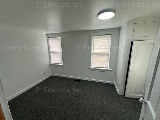 Building Photo - $1150- 3 bed 1 bath - Single Family Home
