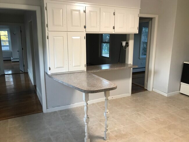 fully applianced modern kitchen - 32 Purchase St