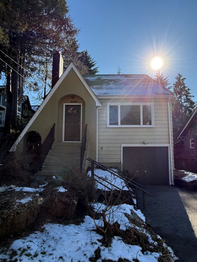 Primary Photo - Charming 3-Bedroom Home in Maple Leaf with...