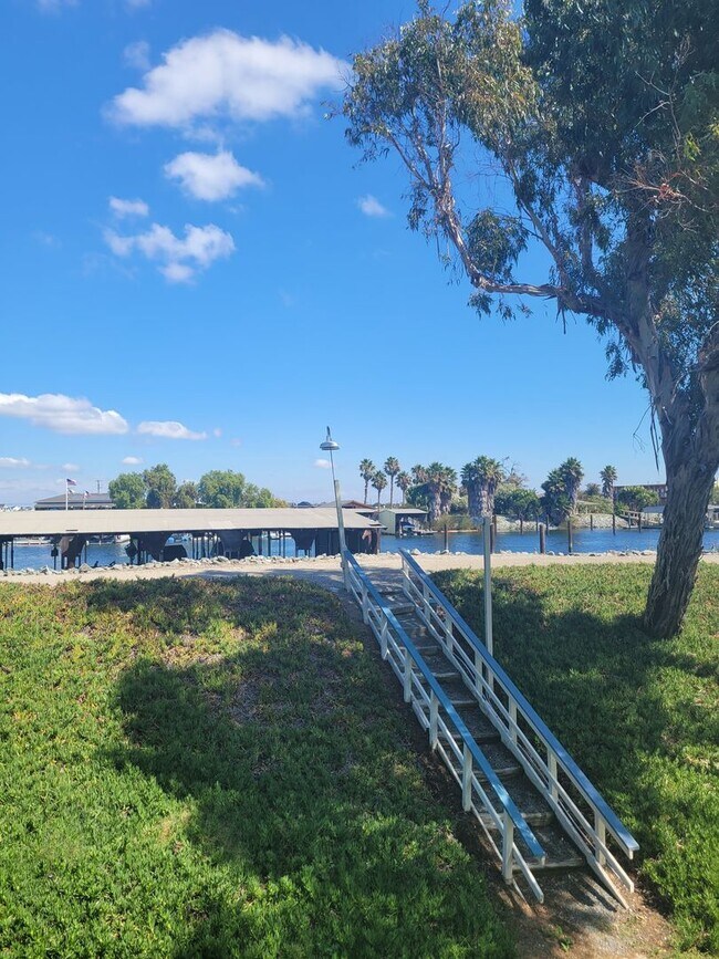 Foto del edificio - 3-bed 2-bath townhouse with a breathtaking Delta view!