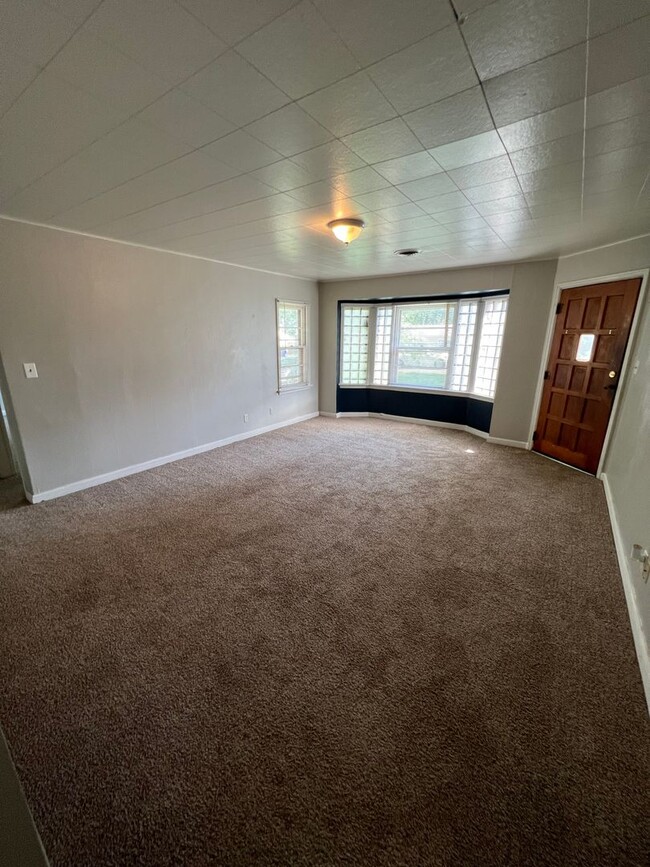 Building Photo - Single Family 2 Bedroom with Garage and fe...