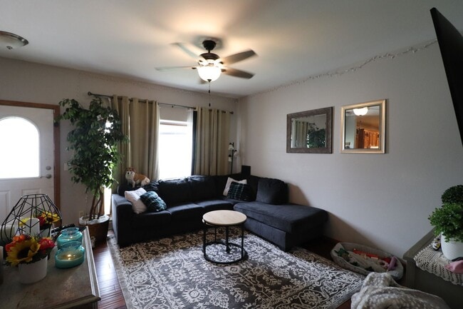 Building Photo - Spacious Town House for Rent