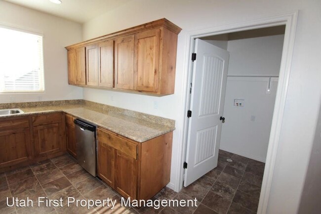 Building Photo - 3 br, 2.5 bath House - 1467 Clinton Way