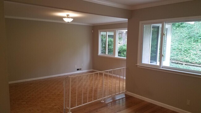 Foto del edificio - Spacious updated 3BR home with deck & chef’s Kitchen