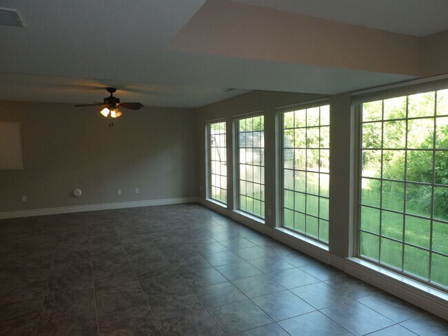 Building Photo - Two-story cottage with 3 bedrooms and 2-1/...