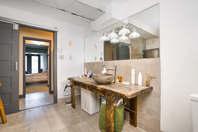 Building Photo - 5149 Rue Marquette