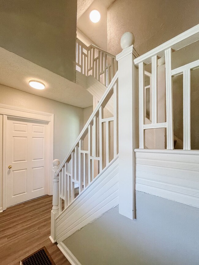 Building Photo - Two-Story Three Bed Two Bath Home