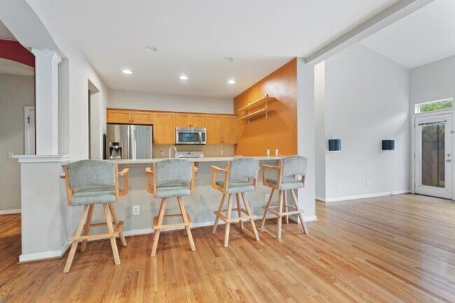 Building Photo - 3 bedroom in Sammamish WA 98074