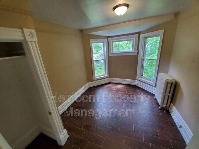Foto del edificio - 421 N 1st Ave W