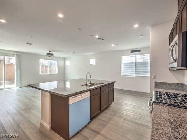 Foto del edificio - 6077 Castle Gardens Ave