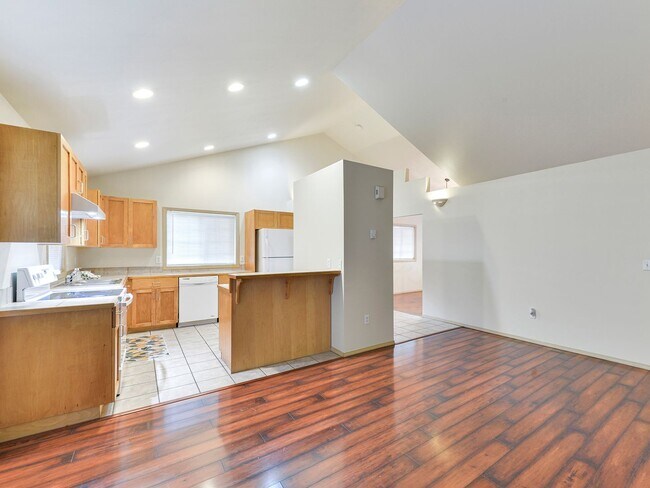 Building Photo - Beautiful One Level 3 bedroom 2 bath Rento...