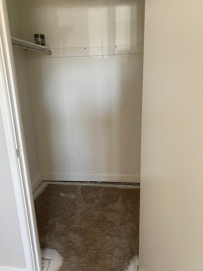 Master bed walk in closet - 1745 Robin Walk