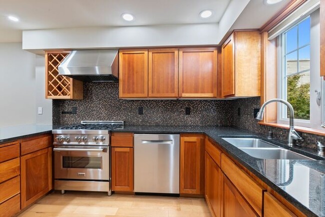 Building Photo - Immaculate AIR CONDITIONED Townhome in Cov...