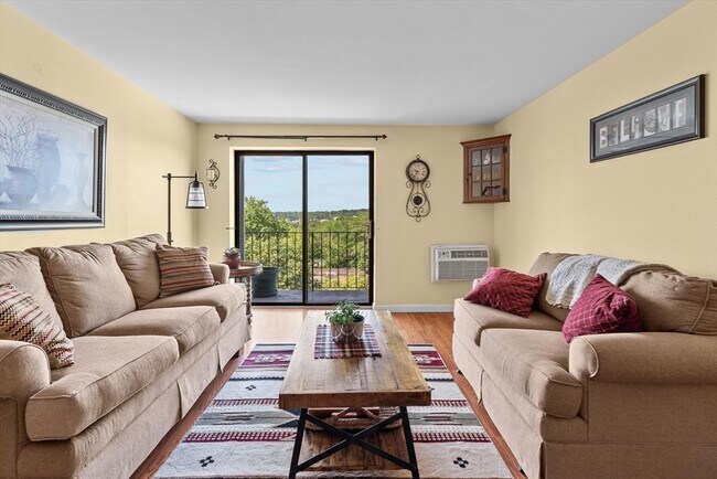 Foto del edificio - 1321 Worcester Rd