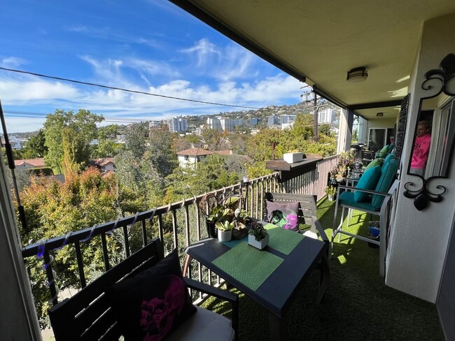 BALCONY - 949 N Kings Rd