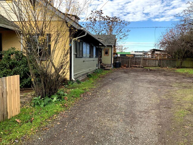 Building Photo - Whitaker Neighborhood Triplex on Monroe St...