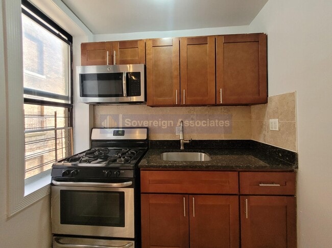 Building Photo - 585 W 204th St