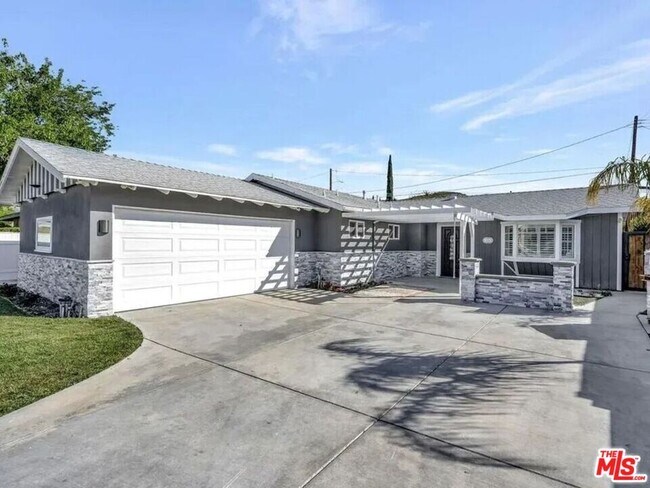 Building Photo - 28040 Ermine Pl