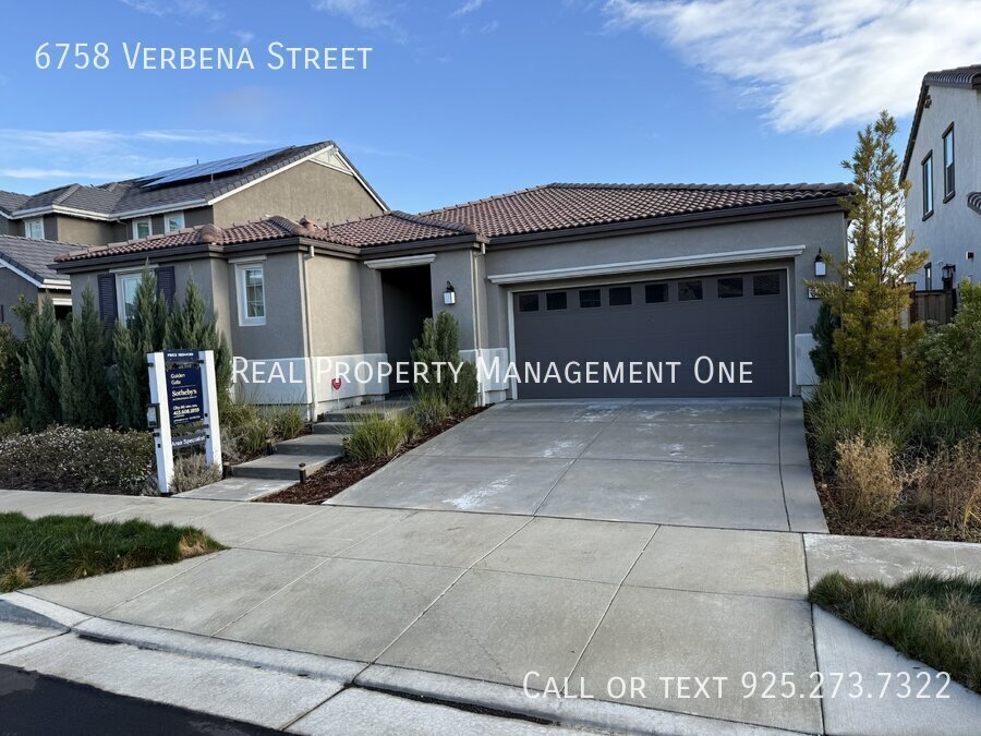 Foto principal - Gorgeous 4 Bedroom, 3 1/2 Bath Single Leve...