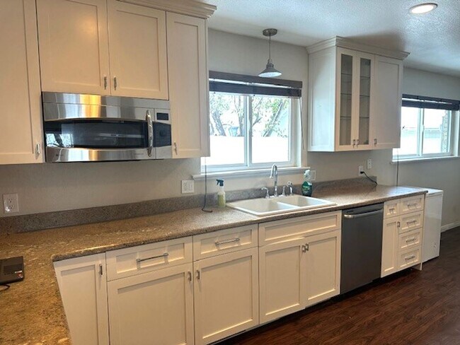 Foto del edificio - Well maintained tree street home with garage