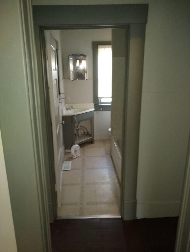 Building Photo - $1095 - 4 bed 1 bath - Single Family Home