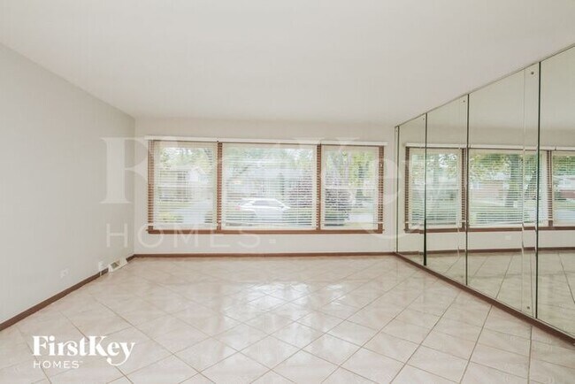 Building Photo - 165 Dawn Ln