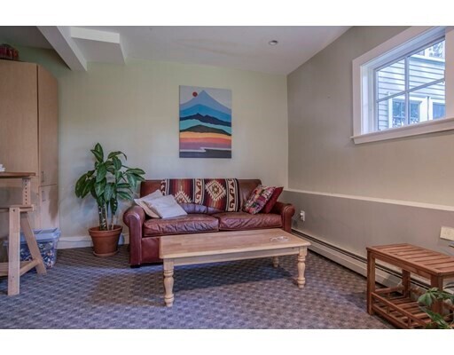 Building Photo - 31 Maple Ave