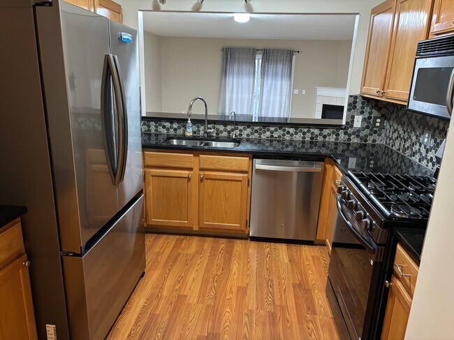 Foto del edificio - Grand Ridge condo available now.  Forest H...